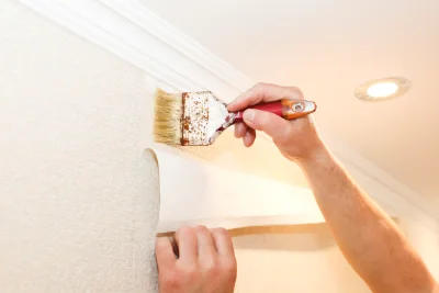 Pose de papier peint à Vars — revêtements muraux et toiles de verre